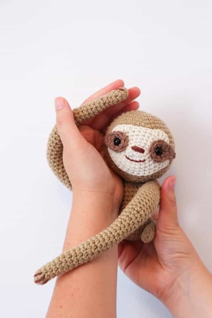 crochet sloth to tie back curtains | sloth crochet pattern 