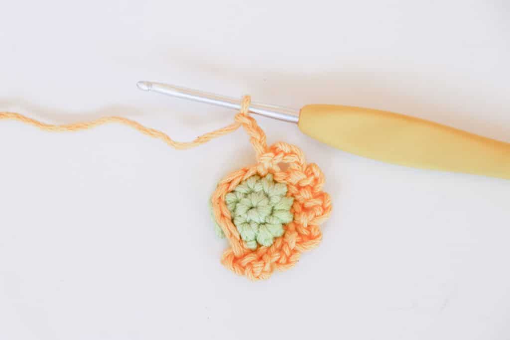 Crochet circle in yellow and green, how to crochet a narcissus flower, free pattern