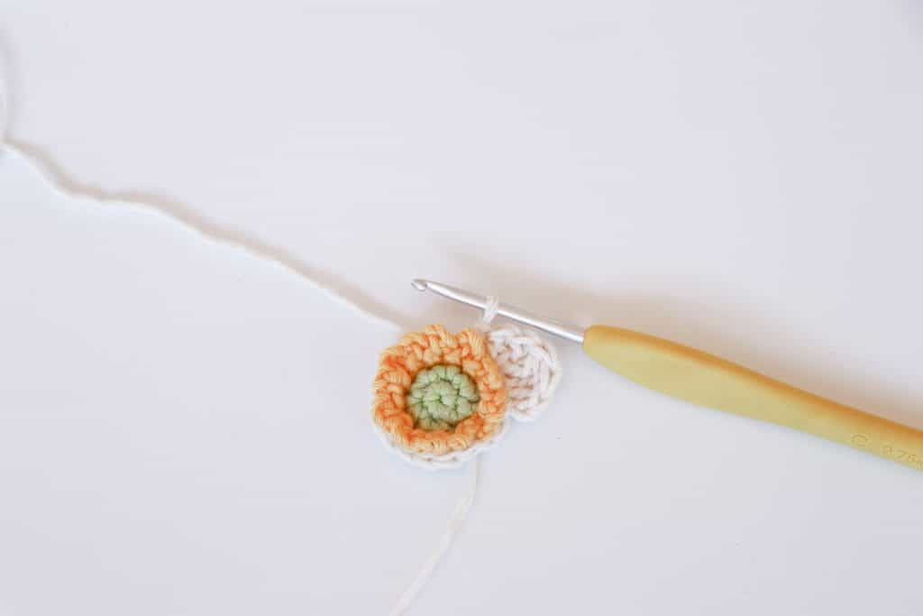 How to crochet a flower, free narcissus crochet pattern
