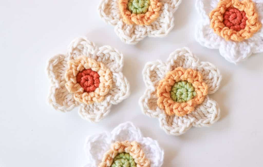 Narcissus crochet pattern, free pattern for how to crochet narcissus flowers, white and yellow crochet flowers