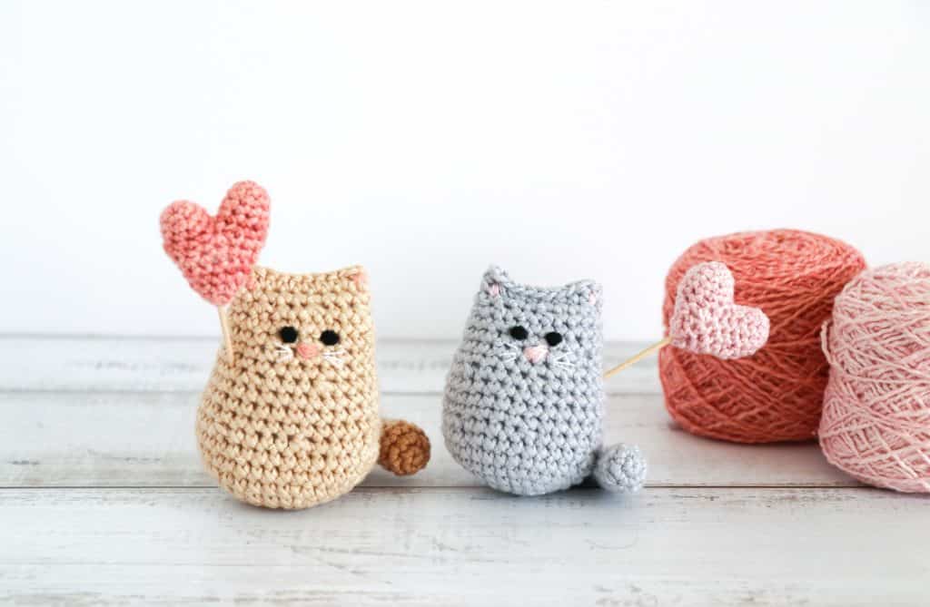 Crochet valentine cat, two cute crochet cats with hearts