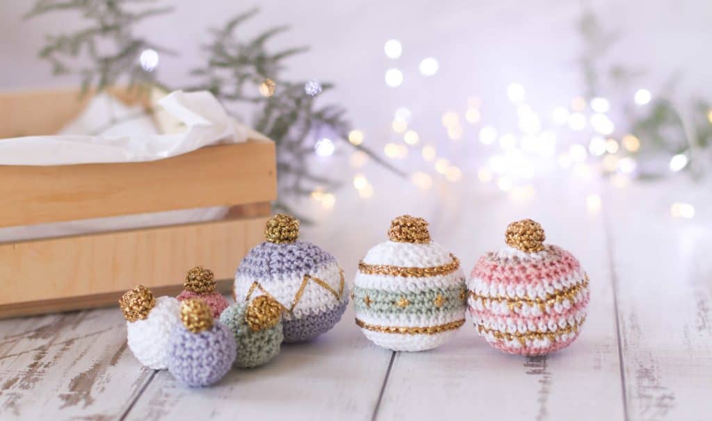 Free Christmas bauble crochet pattern, pastel Christmas baubles