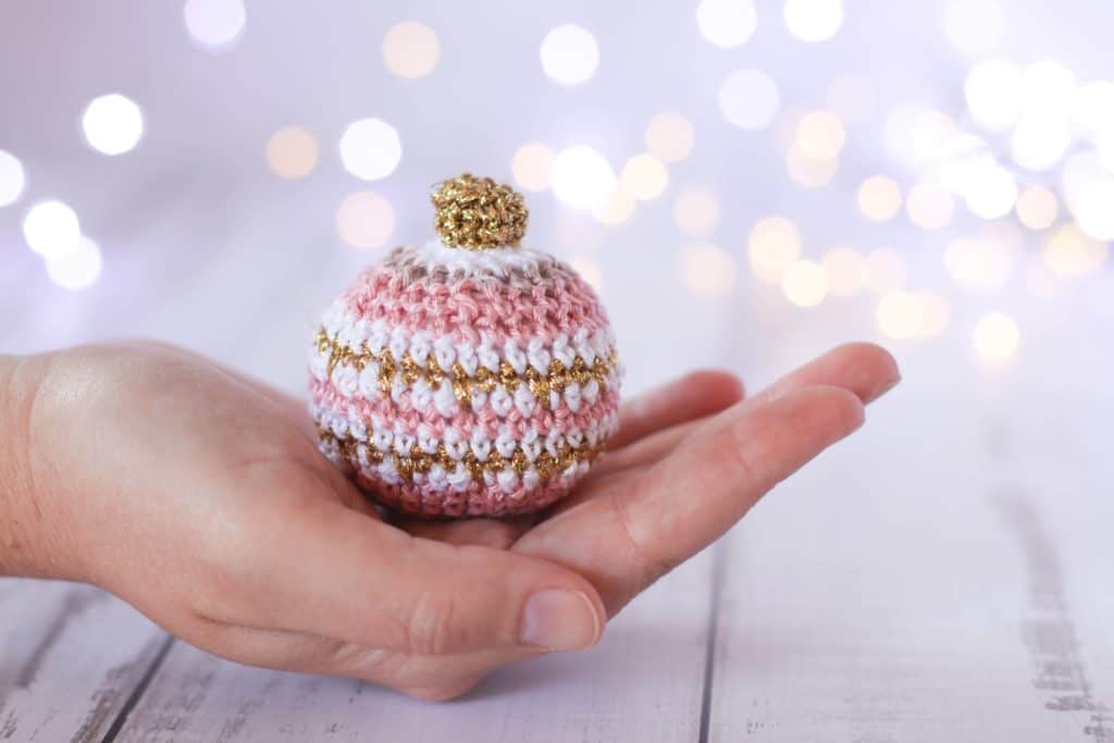 Free Christmas bauble crochet pattern, pink, white and gold Christmas decor.