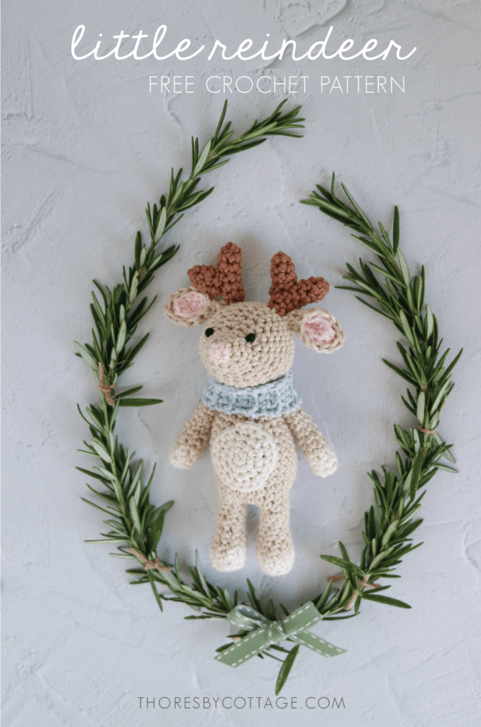 free christmas reindeer crochet pattern | crochet reindeer surrounded by a wreath