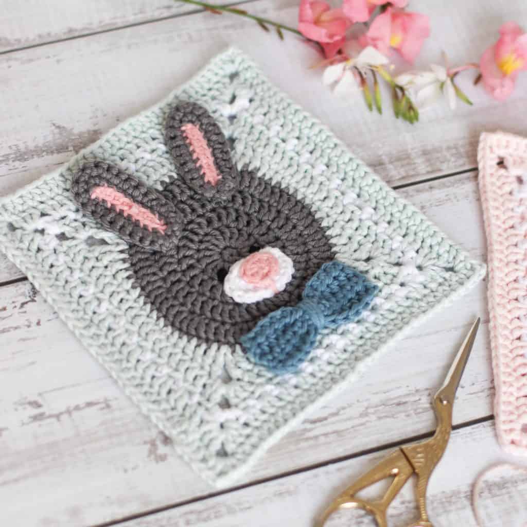 free crochet bunny pattern, easter bunny with blue bow tie
