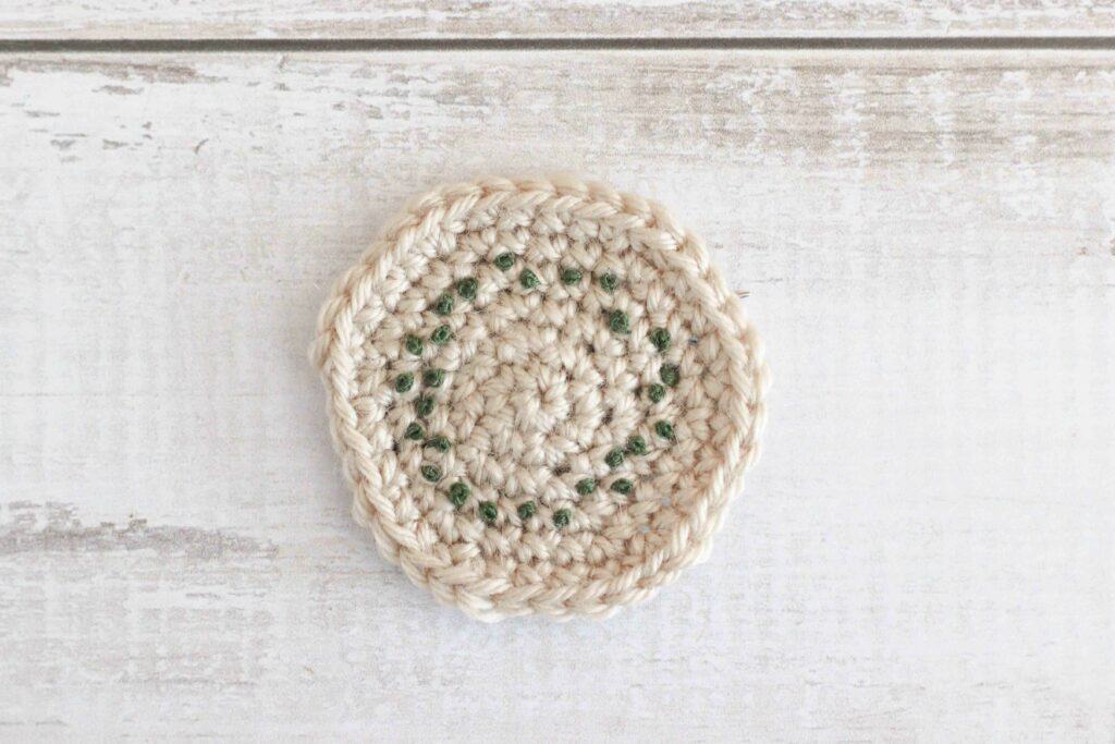 Crochet Christmas wreath ornament | Free pattern